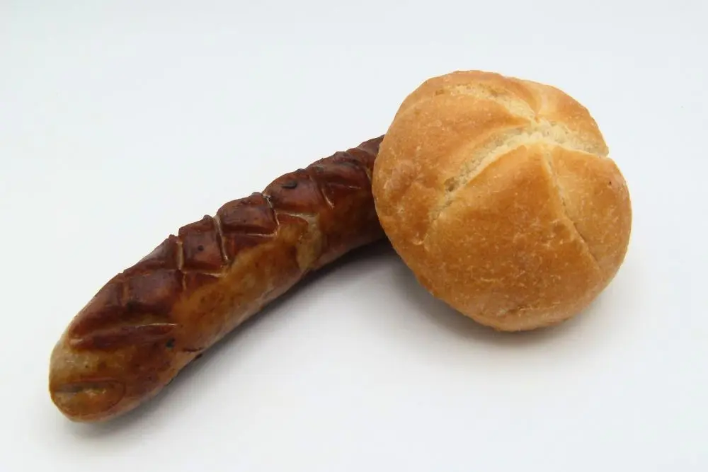 Bratwurst mit Brötchen