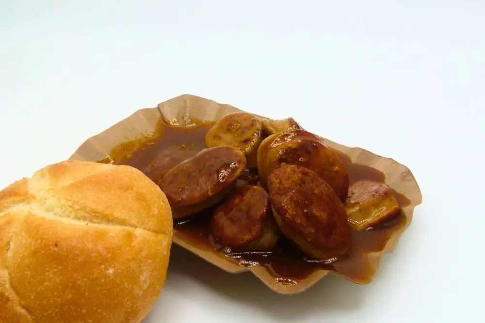 Currywurst mit Brötchen