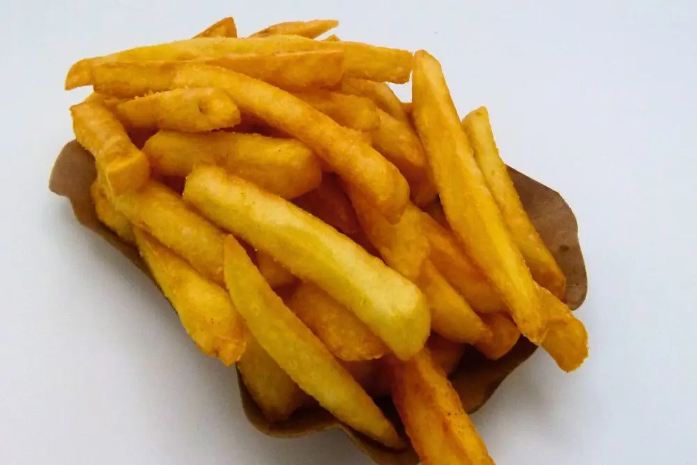 Goldbraune Pommes in einer Schale