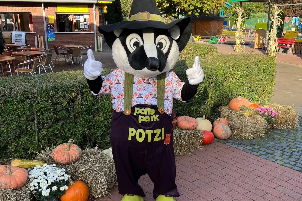 Maskottchen vom potts park zeigt die Daumen nach oben