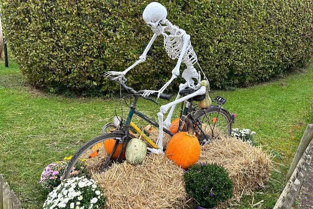 Skelett auf einem Fahrrad