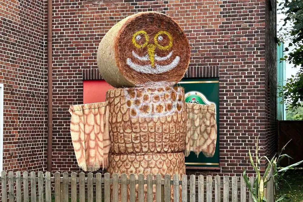 Große Figur aus Strohballen