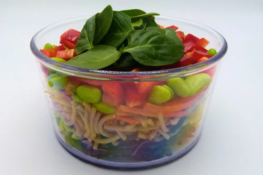 Salat mit Nudeln und Gemüse