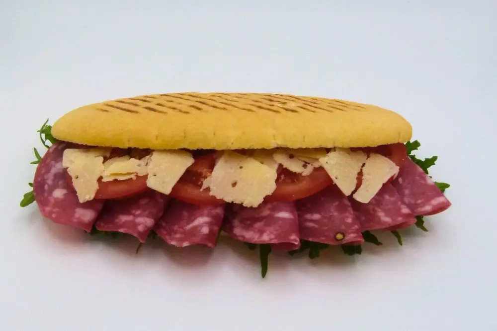 Sandwich mit Salami, Parmesan und Salat