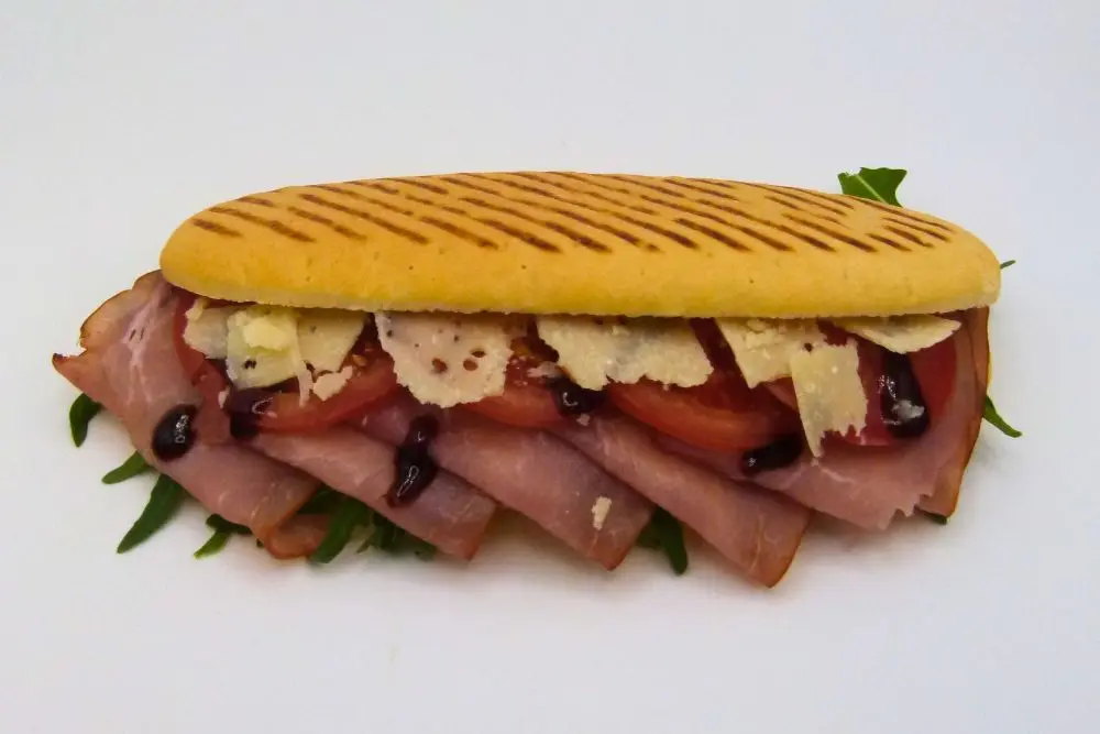 Sandwich mit Schinken, Parmesan und Salat