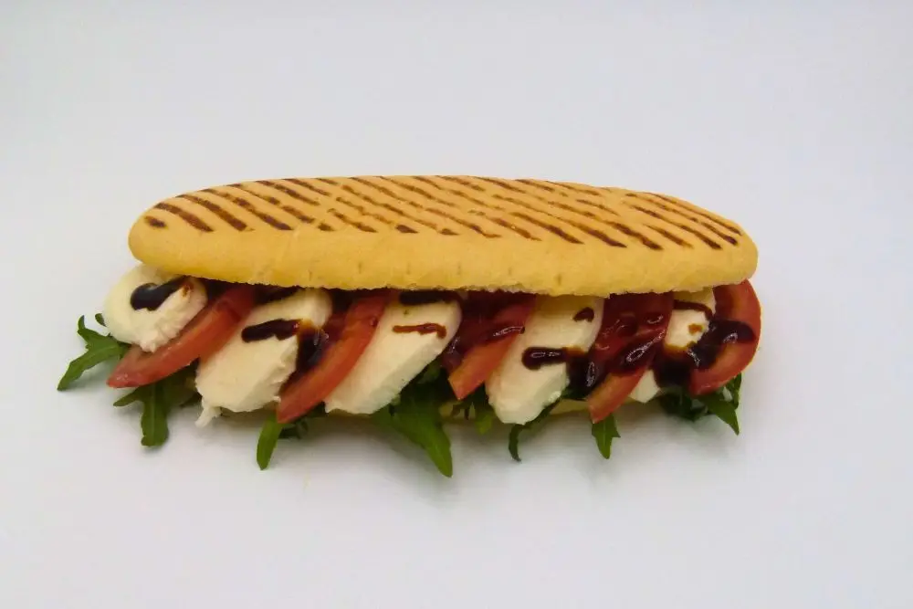Sandwich mit Tomate-Mozzarella und Balsamico