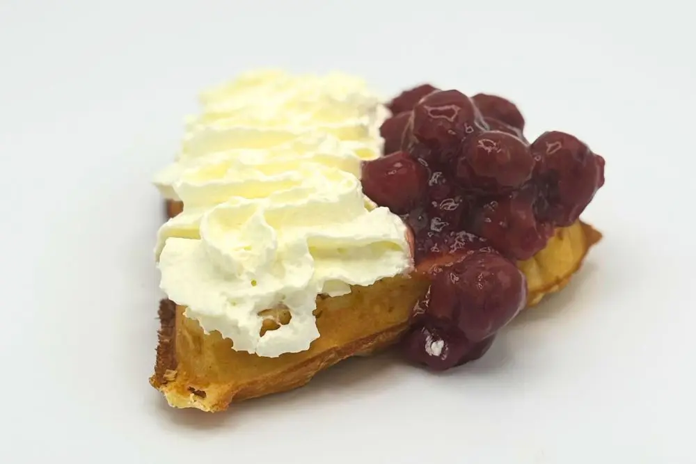 Waffel mit Kirschen und Sahne