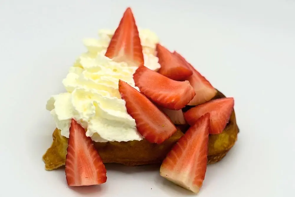 Waffel mit Sahne und Erdbeeren