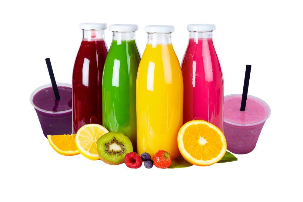 Bunte Smoothies in mit verschiedenen Fruchtsorten