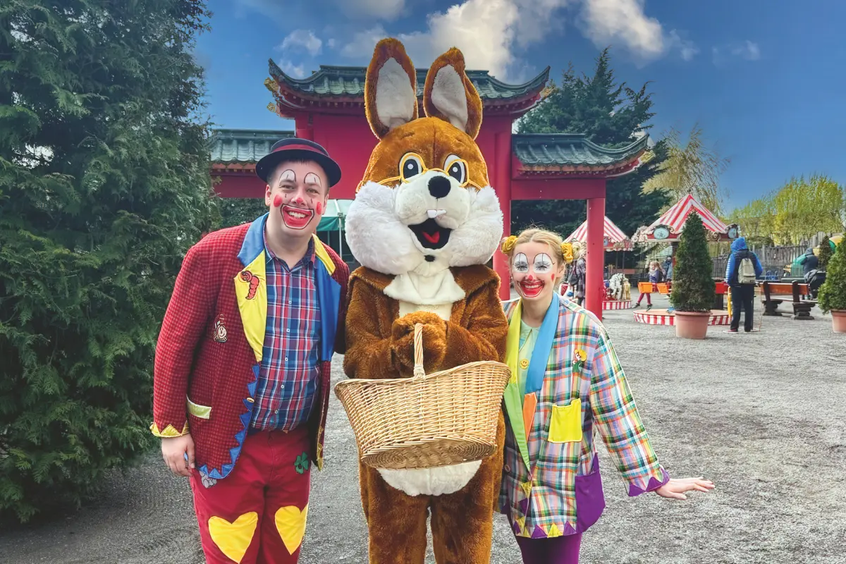 Hops und Hopsi stehen mit einem Osterhasen im potts park